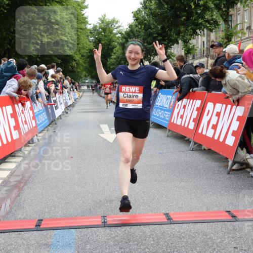 14.06.2026 - REWE Women's Run Strokosch-Dieckow http://msf.ph/oto/9788410 14.06.2026 10:52:02 Ziel 5093, 5982, 5995 meine-sportfotos.de