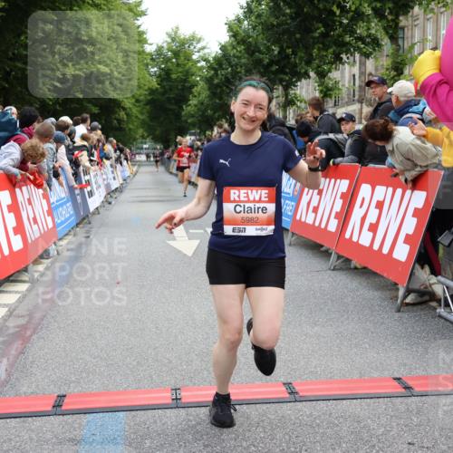 14.06.2026 - REWE Women's Run Strokosch-Dieckow http://msf.ph/oto/9788413 14.06.2026 10:52:02 Ziel 5093, 5982, 5995 meine-sportfotos.de