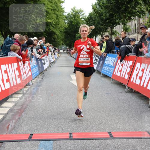 14.06.2026 - REWE Women's Run Strokosch-Dieckow http://msf.ph/oto/9788414 14.06.2026 10:52:06 Ziel 5093, 5982, 5995 meine-sportfotos.de