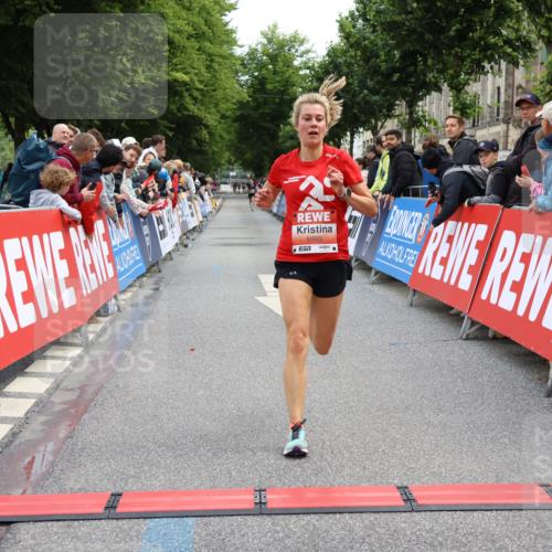 14.06.2026 - REWE Women's Run Strokosch-Dieckow http://msf.ph/oto/9788415 14.06.2026 10:52:06 Ziel 5093, 5982, 5995 meine-sportfotos.de