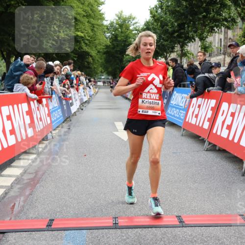 14.06.2026 - REWE Women's Run Strokosch-Dieckow http://msf.ph/oto/9788418 14.06.2026 10:52:06 Ziel 5093, 5982, 5995 meine-sportfotos.de