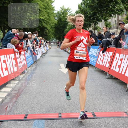 14.06.2026 - REWE Women's Run Strokosch-Dieckow http://msf.ph/oto/9788419 14.06.2026 10:52:06 Ziel 5093, 5982, 5995 meine-sportfotos.de