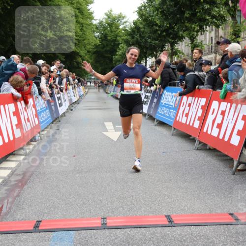 14.06.2026 - REWE Women's Run Strokosch-Dieckow http://msf.ph/oto/9788420 14.06.2026 10:52:20 Ziel 6051 meine-sportfotos.de