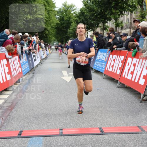 14.06.2026 - REWE Women's Run Strokosch-Dieckow http://msf.ph/oto/9788430 14.06.2026 10:52:36 Ziel 5458, 5682 meine-sportfotos.de