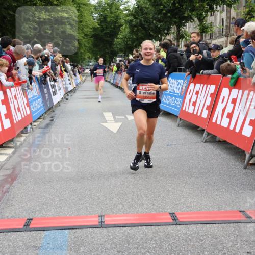 14.06.2026 - REWE Women's Run Strokosch-Dieckow http://msf.ph/oto/9788437 14.06.2026 10:52:39 Ziel 5361, 5458, 5682 meine-sportfotos.de
