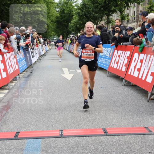 14.06.2026 - REWE Women's Run Strokosch-Dieckow http://msf.ph/oto/9788438 14.06.2026 10:52:39 Ziel 5361, 5458, 5682 meine-sportfotos.de