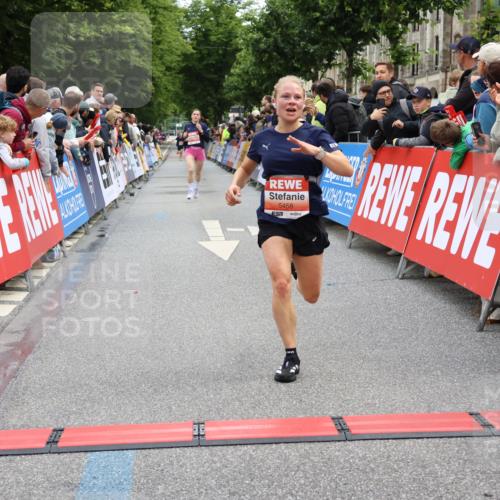 14.06.2026 - REWE Women's Run Strokosch-Dieckow http://msf.ph/oto/9788440 14.06.2026 10:52:39 Ziel 5361, 5458, 5682 meine-sportfotos.de