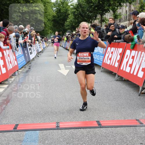 14.06.2026 - REWE Women's Run Strokosch-Dieckow http://msf.ph/oto/9788441 14.06.2026 10:52:39 Ziel 5361, 5458, 5682 meine-sportfotos.de