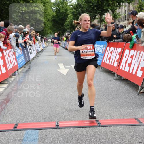 14.06.2026 - REWE Women's Run Strokosch-Dieckow http://msf.ph/oto/9788443 14.06.2026 10:52:39 Ziel 5361, 5458, 5682 meine-sportfotos.de