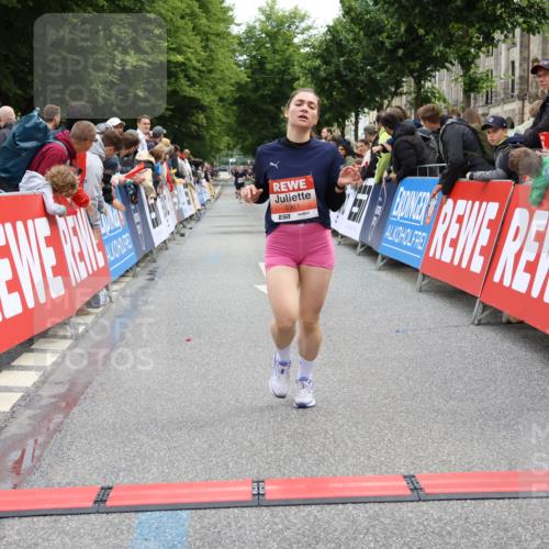 14.06.2026 - REWE Women's Run Strokosch-Dieckow http://msf.ph/oto/9788445 14.06.2026 10:52:43 Ziel 5361, 5458, 5682 meine-sportfotos.de