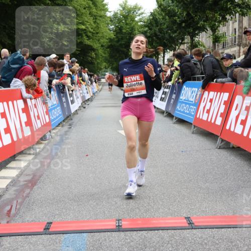 14.06.2026 - REWE Women's Run Strokosch-Dieckow http://msf.ph/oto/9788446 14.06.2026 10:52:43 Ziel 5361, 5458, 5682 meine-sportfotos.de