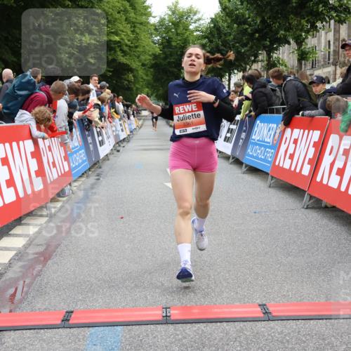 14.06.2026 - REWE Women's Run Strokosch-Dieckow http://msf.ph/oto/9788447 14.06.2026 10:52:43 Ziel 5361, 5458, 5682 meine-sportfotos.de