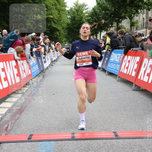 14.06.2026 - REWE Women's Run Strokosch-Dieckow http://msf.ph/oto/9788449 14.06.2026 10:52:43 Ziel 5361, 5458, 5682 meine-sportfotos.de