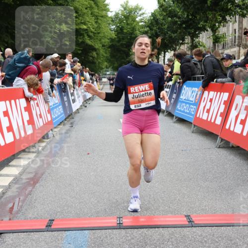 14.06.2026 - REWE Women's Run Strokosch-Dieckow http://msf.ph/oto/9788450 14.06.2026 10:52:43 Ziel 5361, 5458, 5682 meine-sportfotos.de