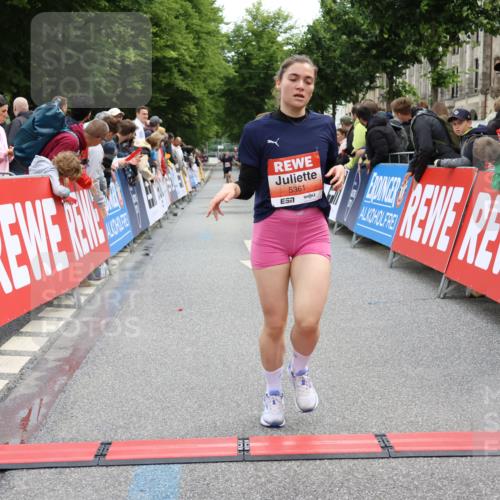 14.06.2026 - REWE Women's Run Strokosch-Dieckow http://msf.ph/oto/9788451 14.06.2026 10:52:43 Ziel 5361, 5458, 5682 meine-sportfotos.de