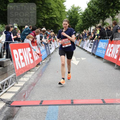 14.06.2026 - REWE Women's Run Strokosch-Dieckow http://msf.ph/oto/9788452 14.06.2026 10:52:54 Ziel 5231, 5336 meine-sportfotos.de