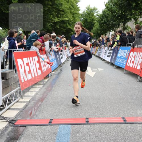 14.06.2026 - REWE Women's Run Strokosch-Dieckow http://msf.ph/oto/9788453 14.06.2026 10:52:54 Ziel 5231, 5336 meine-sportfotos.de