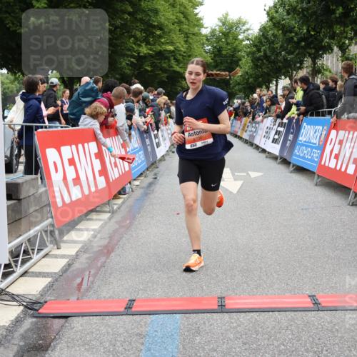 14.06.2026 - REWE Women's Run Strokosch-Dieckow http://msf.ph/oto/9788454 14.06.2026 10:52:54 Ziel 5231, 5336 meine-sportfotos.de