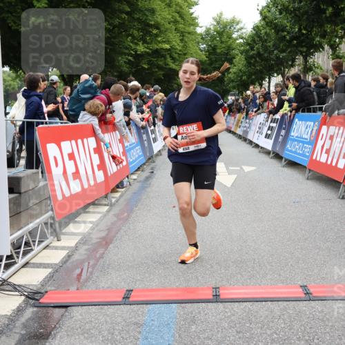 14.06.2026 - REWE Women's Run Strokosch-Dieckow http://msf.ph/oto/9788455 14.06.2026 10:52:54 Ziel 5231, 5336 meine-sportfotos.de