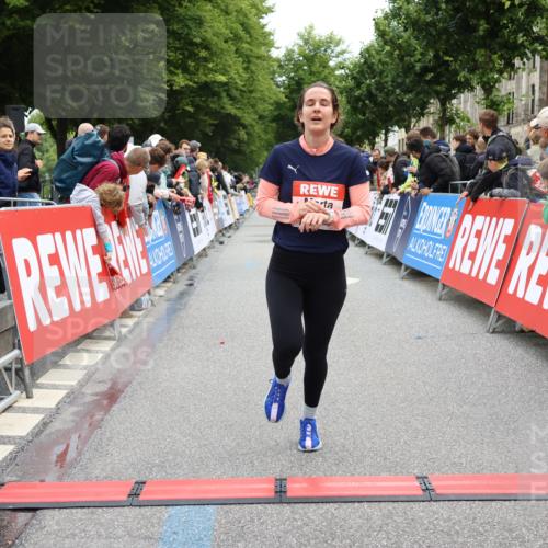14.06.2026 - REWE Women's Run Strokosch-Dieckow http://msf.ph/oto/9788460 14.06.2026 10:52:57 Ziel 5231, 5336 meine-sportfotos.de