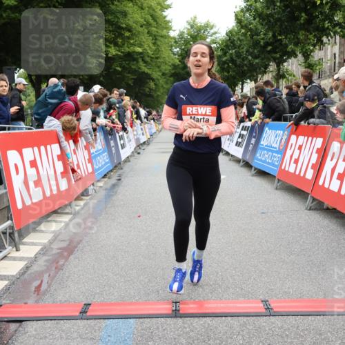 14.06.2026 - REWE Women's Run Strokosch-Dieckow http://msf.ph/oto/9788461 14.06.2026 10:52:58 Ziel 5231, 5336 meine-sportfotos.de