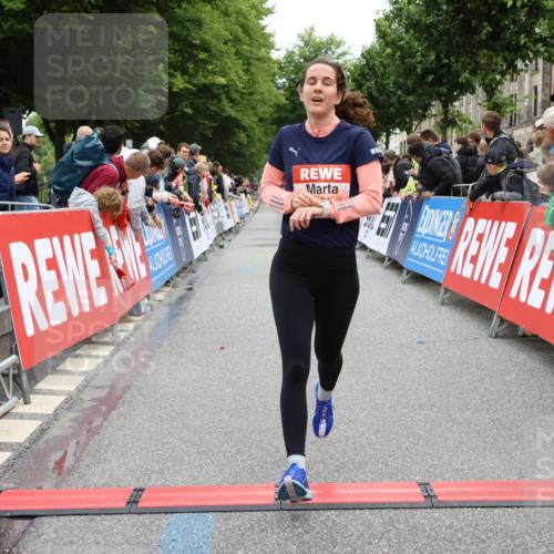 14.06.2026 - REWE Women's Run Strokosch-Dieckow http://msf.ph/oto/9788462 14.06.2026 10:52:58 Ziel 5231, 5336 meine-sportfotos.de
