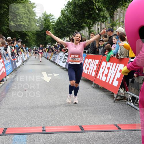 14.06.2026 - REWE Women's Run Strokosch-Dieckow http://msf.ph/oto/9788463 14.06.2026 10:53:10 Ziel 5306, 5990 meine-sportfotos.de