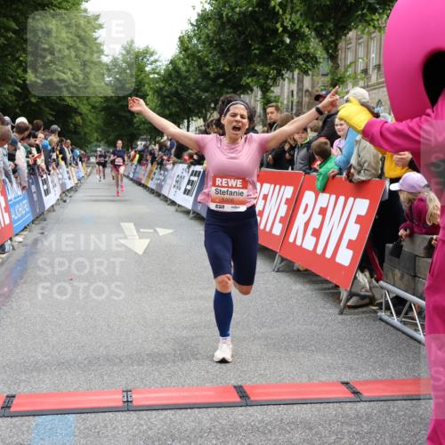 14.06.2026 - REWE Women's Run Strokosch-Dieckow http://msf.ph/oto/9788466 14.06.2026 10:53:11 Ziel 5306, 5990 meine-sportfotos.de