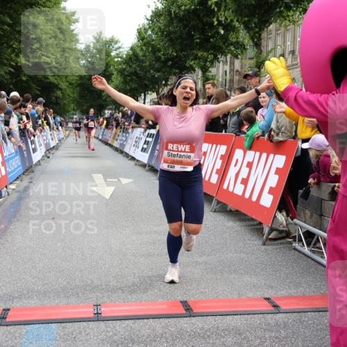 14.06.2026 - REWE Women's Run Strokosch-Dieckow http://msf.ph/oto/9788467 14.06.2026 10:53:11 Ziel 5306, 5990 meine-sportfotos.de