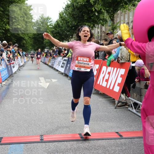 14.06.2026 - REWE Women's Run Strokosch-Dieckow http://msf.ph/oto/9788469 14.06.2026 10:53:11 Ziel 5306, 5990 meine-sportfotos.de