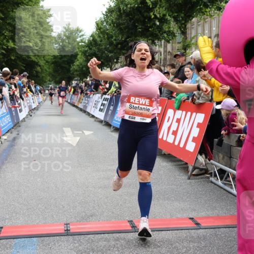 14.06.2026 - REWE Women's Run Strokosch-Dieckow http://msf.ph/oto/9788470 14.06.2026 10:53:11 Ziel 5306, 5990 meine-sportfotos.de