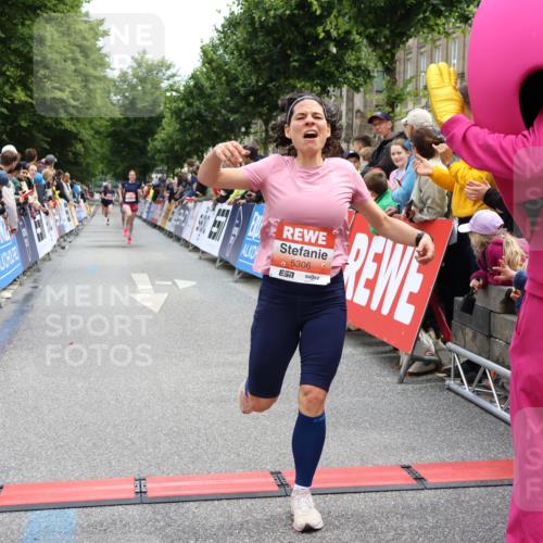 14.06.2026 - REWE Women's Run Strokosch-Dieckow http://msf.ph/oto/9788471 14.06.2026 10:53:11 Ziel 5306, 5990 meine-sportfotos.de