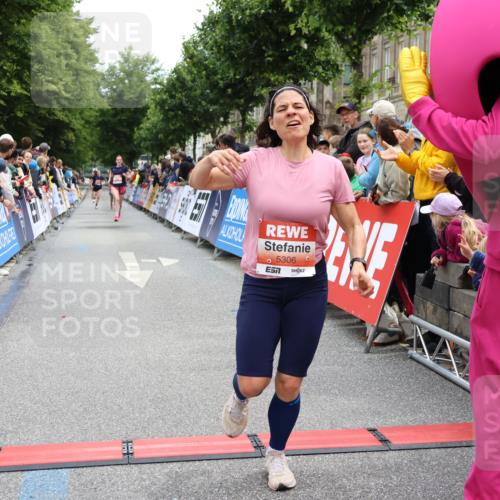 14.06.2026 - REWE Women's Run Strokosch-Dieckow http://msf.ph/oto/9788472 14.06.2026 10:53:11 Ziel 5306, 5990 meine-sportfotos.de