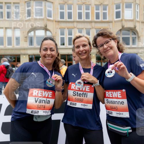 14.06.2026 - REWE Women's Run Michael Strokosch http://msf.ph/oto/9788694 14.06.2026 11:03:35 Laufen 5274, 7, 5892, 7, 5440 meine-sportfotos.de