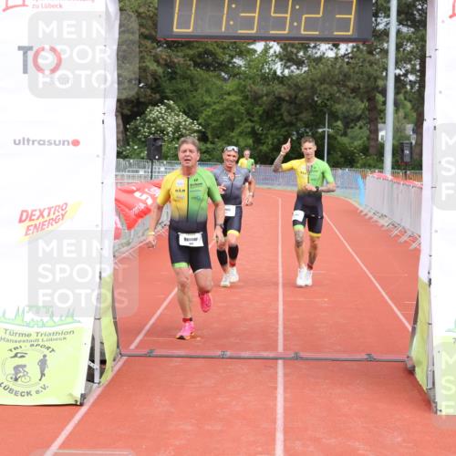 14.06.2026 - 7 Türme Triathlon Andreas Tolksdorf http://msf.ph/oto/9799219 14.06.2026 12:09:22 Ziel 460, 461, 463 meine-sportfotos.de
