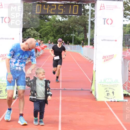 14.06.2026 - 7 Türme Triathlon Andreas Tolksdorf http://msf.ph/oto/9799600 14.06.2026 15:25:08 Ziel 981, 1008 meine-sportfotos.de