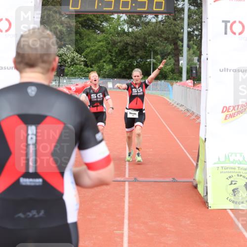 14.06.2026 - 7 Türme Triathlon Andreas Tolksdorf http://msf.ph/oto/9802178 14.06.2026 12:06:56 Ziel 485, 486 meine-sportfotos.de