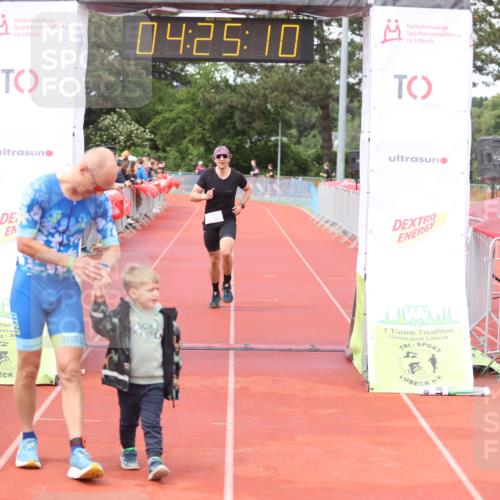 14.06.2026 - 7 Türme Triathlon Andreas Tolksdorf http://msf.ph/oto/9803554 14.06.2026 15:25:08 Ziel 981, 1008 meine-sportfotos.de