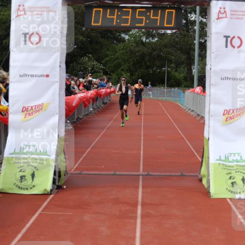 14.06.2026 - 7 Türme Triathlon Andreas Tolksdorf http://msf.ph/oto/9804735 14.06.2026 15:35:39 Ziel 963, 987 meine-sportfotos.de
