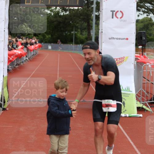 14.06.2026 - 7 Türme Triathlon Andreas Tolksdorf http://msf.ph/oto/9805210 14.06.2026 15:41:40 Ziel 731 meine-sportfotos.de