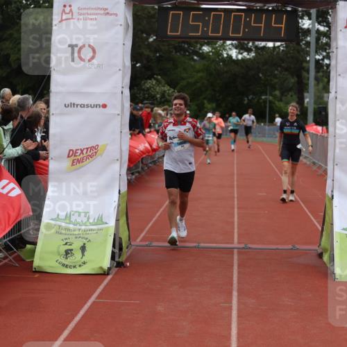 14.06.2026 - 7 Türme Triathlon Andreas Tolksdorf http://msf.ph/oto/9806200 14.06.2026 16:00:43 Ziel 688, 903, 928, 979, 1112 meine-sportfotos.de