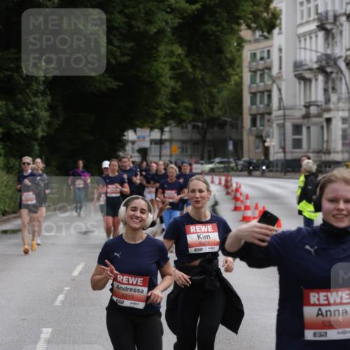 14.06.2026 - REWE Women's Run Jannik Wohlers http://msf.ph/oto/9816827 14.06.2026 10:54:05 Laufen 5713, 57, 5303, 57, 5320, 57 meine-sportfotos.de