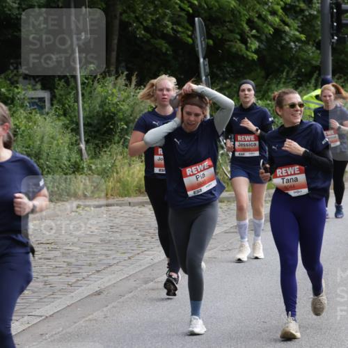 14.06.2026 - REWE Women's Run Jannik Wohlers http://msf.ph/oto/9818064 14.06.2026 10:58:54 Laufen 7, 5183, 5045, 57, 5044 meine-sportfotos.de