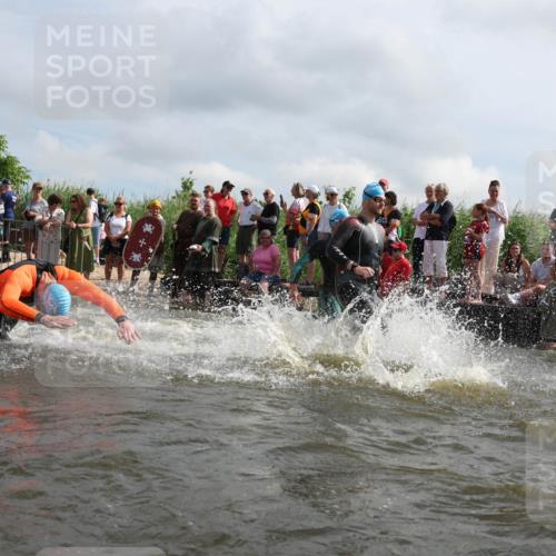 21.06.2026 - Viking Triathlon Michael Strokosch http://msf.ph/oto/9821324 21.06.2026 10:05:51 Schwimmen 45, 78, 156, 160, 183, 193, 282, 316, 393, 498, 505, 528, 563, 567, 578 meine-sportfotos.de