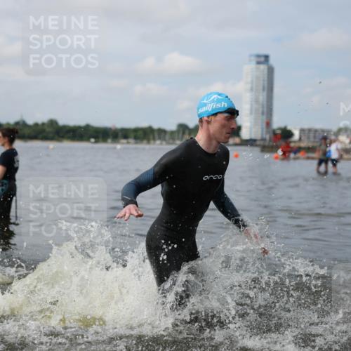 21.06.2026 - Viking Triathlon Michael Strokosch http://msf.ph/oto/9822196 21.06.2026 10:29:26 Schwimmen 65, 74, 610 meine-sportfotos.de