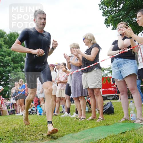 21.06.2026 - 29. Vierlanden-Triathlon LAZAROV Photography http://msf.ph/oto/9840973 21.06.2026 11:00:34 Schwimmen 696, 712 meine-sportfotos.de