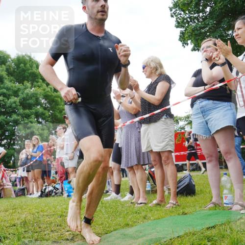 21.06.2026 - 29. Vierlanden-Triathlon LAZAROV Photography http://msf.ph/oto/9840974 21.06.2026 11:00:34 Schwimmen 696, 712 meine-sportfotos.de