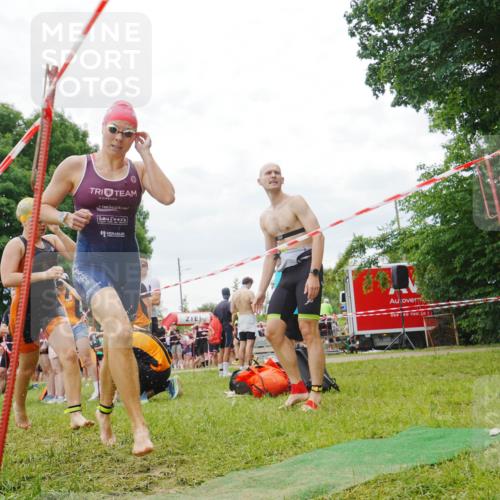 21.06.2026 - 29. Vierlanden-Triathlon LAZAROV Photography http://msf.ph/oto/9841527 21.06.2026 12:27:10 Schwimmen 983, 995, 1008, 1011 meine-sportfotos.de