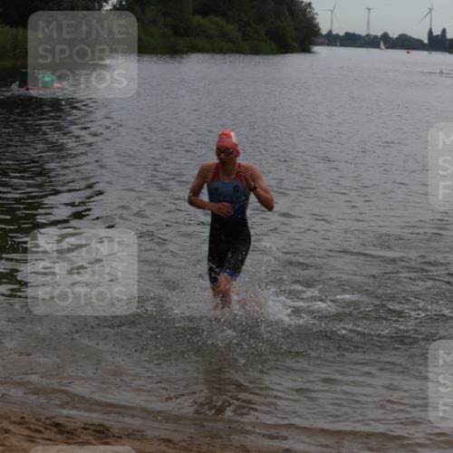 21.06.2026 - 29. Vierlanden-Triathlon Andreas Tolksdorf http://msf.ph/oto/9847906 21.06.2026 09:52:18 Schwimmen 370, 375 meine-sportfotos.de
