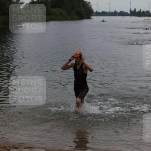 21.06.2026 - 29. Vierlanden-Triathlon Andreas Tolksdorf http://msf.ph/oto/9848062 21.06.2026 09:53:39 Schwimmen 390 meine-sportfotos.de
